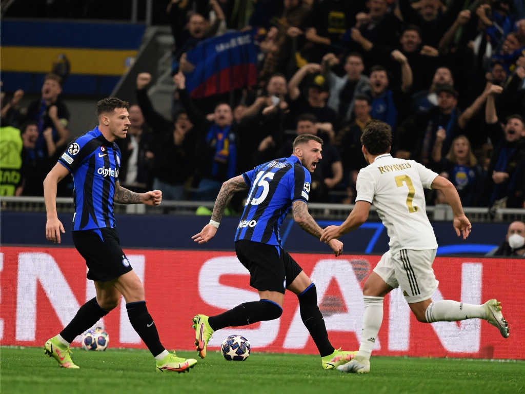 皇马基地外现‘感谢国米’标语，巴萨欧冠出局引热议